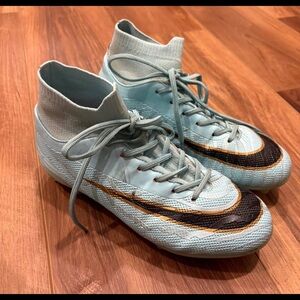 Nike Women’s Mercurial Superfly soccer cleats. ⚽ size adult 5/6